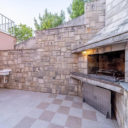 Cozy Apartment In Karbuni With Wifi