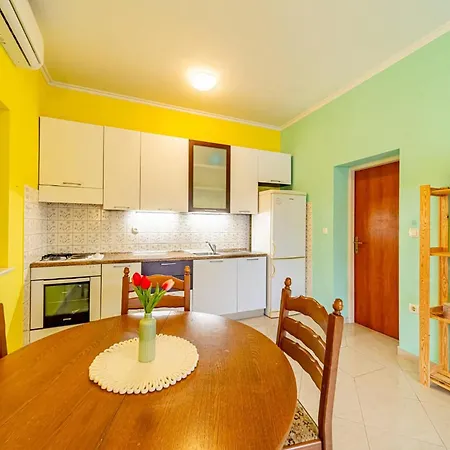 아파트 2 Bedroom Beautiful In Karbuni Potirna