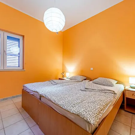 아파트 2 Bedroom Beautiful In Karbuni Potirna