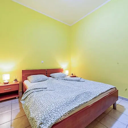 Cozy Apartment In Karbuni With Wifi Apartment Potirna