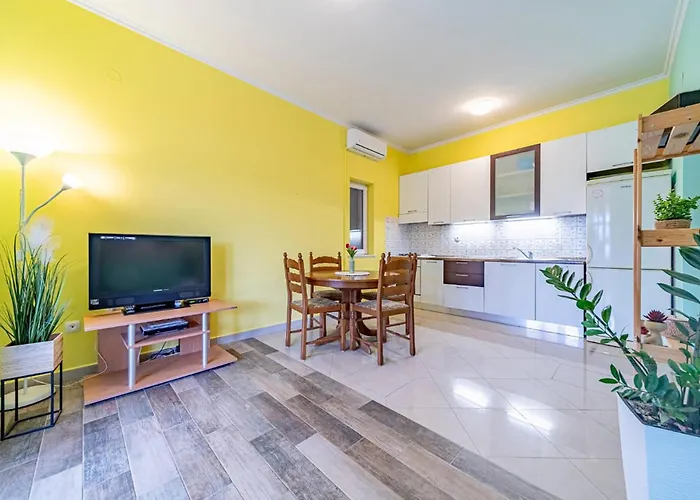 2 Bedroom Beautiful In Karbuni *