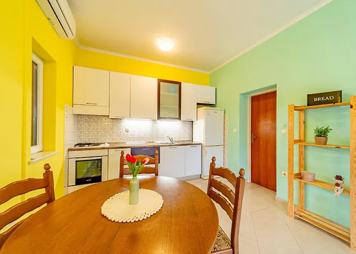 아파트 2 Bedroom Beautiful In Karbuni Potirna