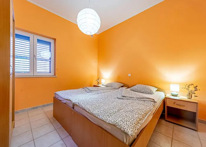 아파트 2 Bedroom Beautiful In Karbuni Potirna