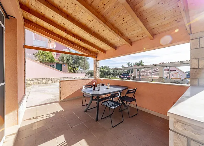 2 Bedroom Beautiful In Karbuni *