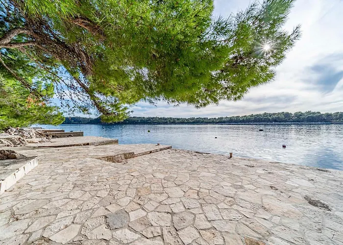 아파트 2 Bedroom Beautiful In Karbuni