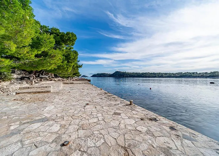 아파트 2 Bedroom Beautiful In Karbuni Potirna