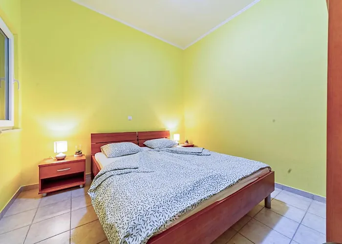 2 Bedroom Beautiful In Karbuni 아파트 Potirna