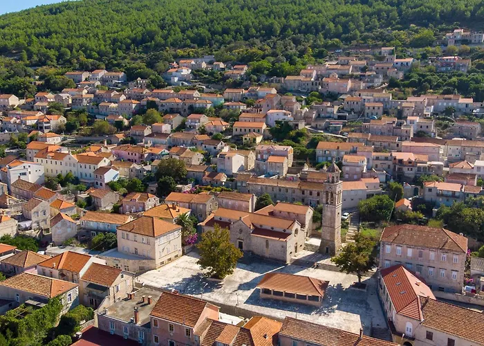 아파트 2 Bedroom Beautiful In Karbuni